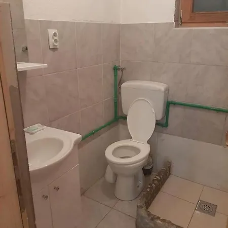 Soba Sa Zajednickim Kupatilom I Kuhinjom Jahorina