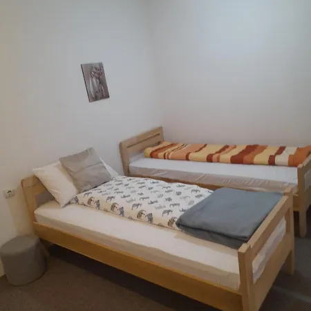 Soba Sa Zajednickim Kupatilom I Kuhinjom *